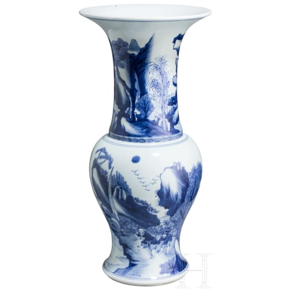 Fein bemalte blaue-wei&szlig;e Gu-Vase, China, wohl 18. Jhdt.