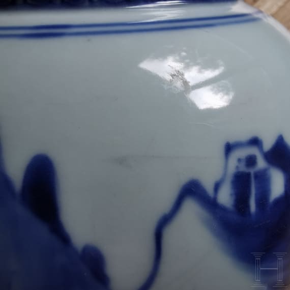 Fein bemalte blaue-wei&szlig;e Gu-Vase, China, wohl 18. Jhdt.
