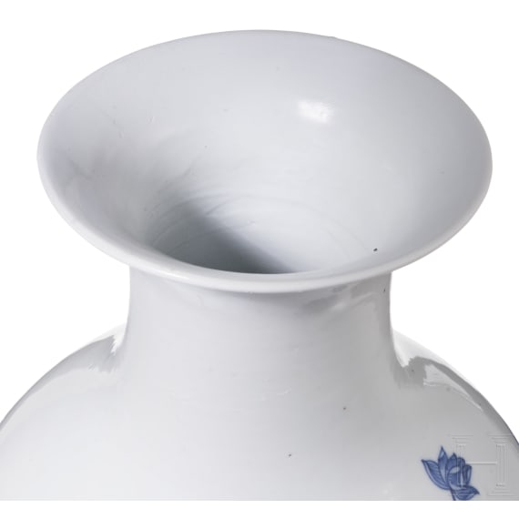 Gro&szlig;e, blau-wei&szlig;e Vase, China, 19. Jhdt.