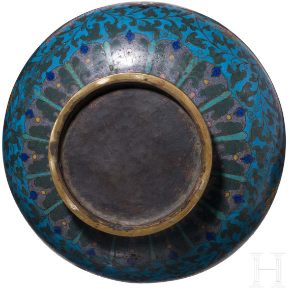 Gro&szlig;e Cloisonn&eacute;-Flaschenvase mit Lotusdekor, China, Anfang des 20. Jhdts.