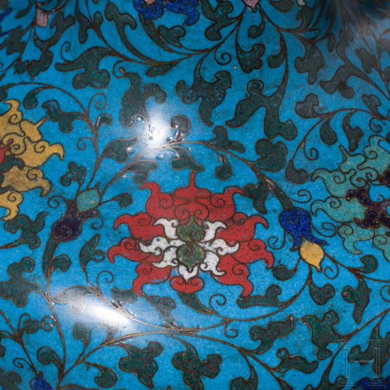 Gro&szlig;e Cloisonn&eacute;-Flaschenvase mit Lotusdekor, China, Anfang des 20. Jhdts.
