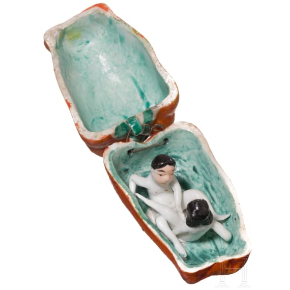 Drei Shunga-Rollen und erotischer Keramikk&uuml;rbis, China, Anfang 20. Jhdt.