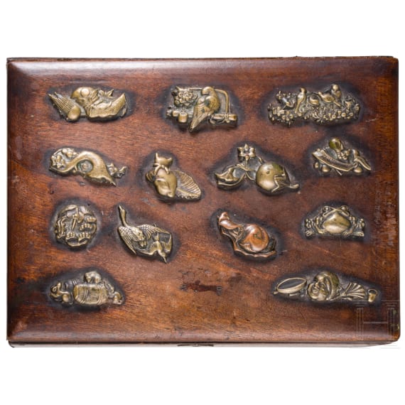 Schatulle mit Menuki-Dekor, Japan, um 1900
