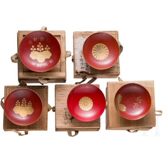 F&uuml;nf japanische Sakazuki (Sake-Zeremonialschalen) mit Chrysanthemen- und Widmungsdekor, Shōwa-Zeit, wohl ca. 1930&ndash;1945