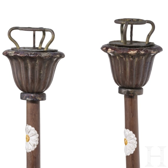 Ein Paar Kerzenst&auml;nder mit Chrysanthemen, Japan, sp&auml;te Edo-Periode