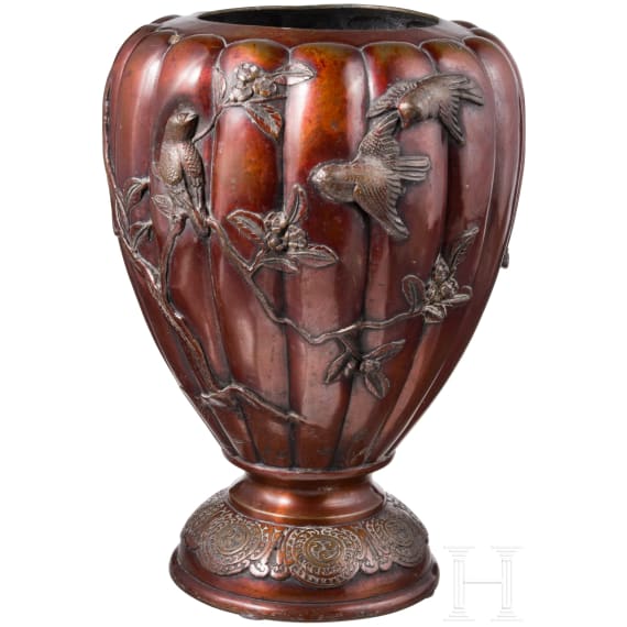 Vase mit V&ouml;geln auf bl&uuml;henden Zweigen, Japan Meji Periode