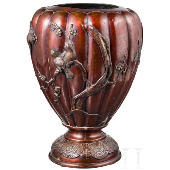 Vase mit V&ouml;geln auf bl&uuml;henden Zweigen, Japan Meji Periode