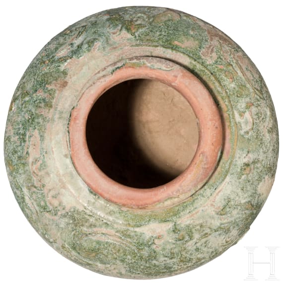 Vase mit Reliefdekor, wohl Vorderasien, islamisch, 12. /13. Jhdt.