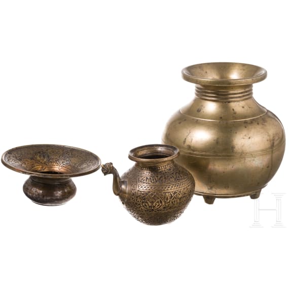 Gravierte Kanne, Lavabo und Lota-Vase aus Messing, Persien/Indien, 18./19. Jhdt.