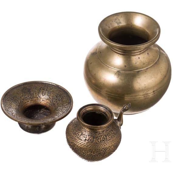 Gravierte Kanne, Lavabo und Lota-Vase aus Messing, Persien/Indien, 18./19. Jhdt.
