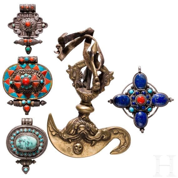 Silberner Kreuzanh&auml;nger, drei kleine Amulett-Anh&auml;nger (Gau) und rituelles Messer (Kartika), Tibet, 20. Jhdt.