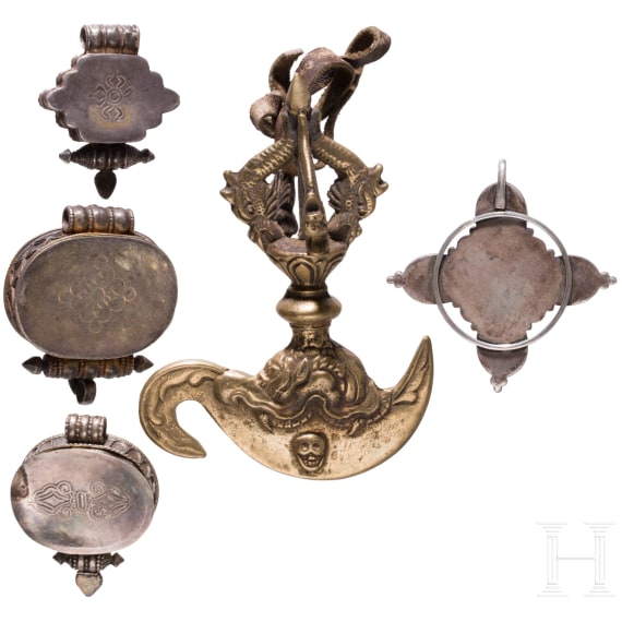 Silberner Kreuzanh&auml;nger, drei kleine Amulett-Anh&auml;nger (Gau) und rituelles Messer (Kartika), Tibet, 20. Jhdt.