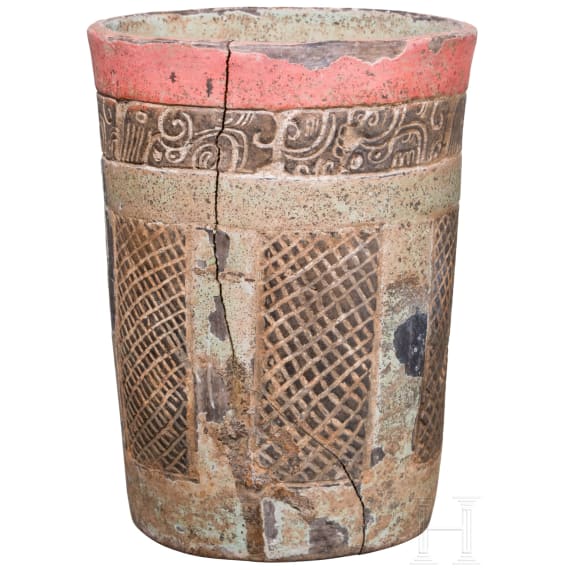 Pr&auml;kolumbischer Becher mit Reliefdekor, Maya-Kultur, sp&auml;tklassische Periode, ca. 900 n. Chr.