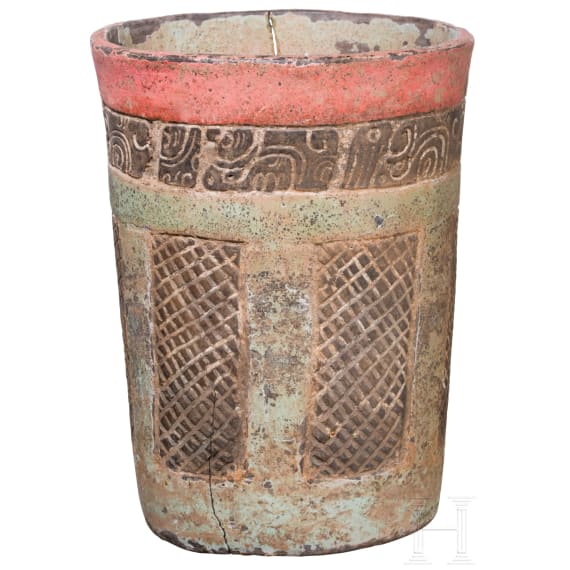 Pr&auml;kolumbischer Becher mit Reliefdekor, Maya-Kultur, sp&auml;tklassische Periode, ca. 900 n. Chr.