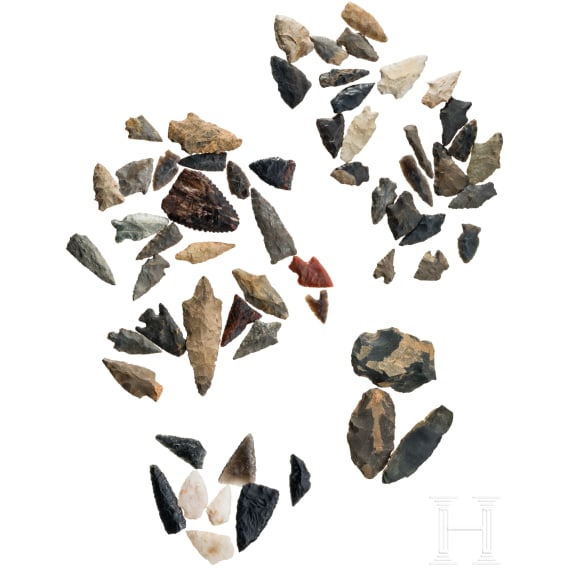 60 pr&auml;historische Spitzen aus Feuerstein, meist Archaikum Nordamerikas, 6. - 2. Jtsd. v. Chr.