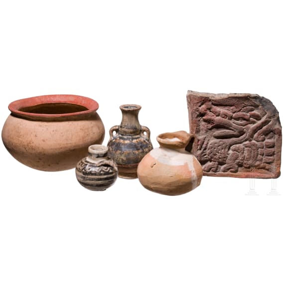 Fragment mit Fabelwesen, drei kleine Kr&uuml;ge und Schale, wohl pr&auml;kolumbisch
