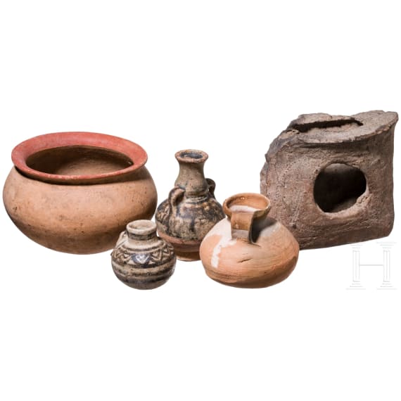 Fragment mit Fabelwesen, drei kleine Kr&uuml;ge und Schale, wohl pr&auml;kolumbisch