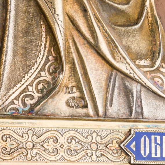 Ikone mit der Gottesmutter Wladimirskaja, mit Vermeil-Champlev&eacute;-Email-Oklad im Kiot, Russland, Ende 19. Jhdt. (Ikone), Moskau, Dmitrij Alexandrow, 1889 (Oklad)