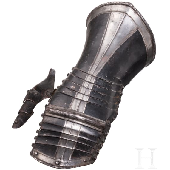A Nuremberg armoured gauntlet, ca. 1550