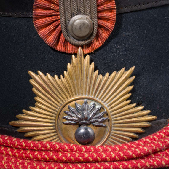 Tschako und Epauletten f&uuml;r Offiziere der Infanterie, 19. Jhdt.