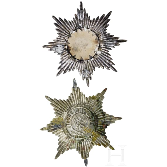 Zwei gro&szlig;e Gardestern-Auflagen f&uuml;r Helm, Ausf&uuml;hrung f&uuml;r Offiziere und Mannschaften, Russland um 1900