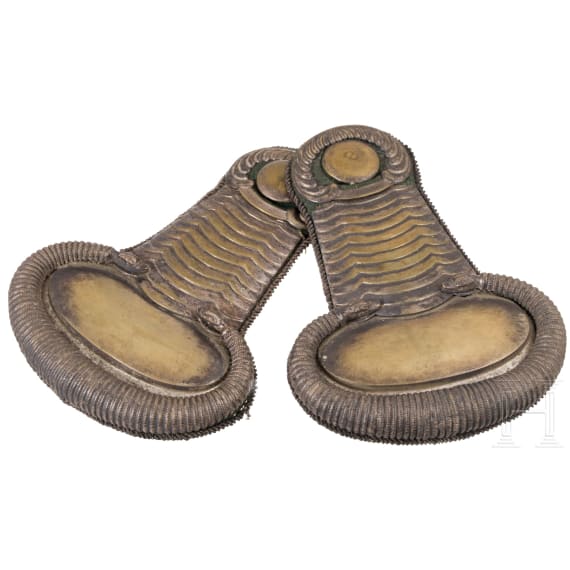A bicorne for officials with original case and two epaulettes M 1848