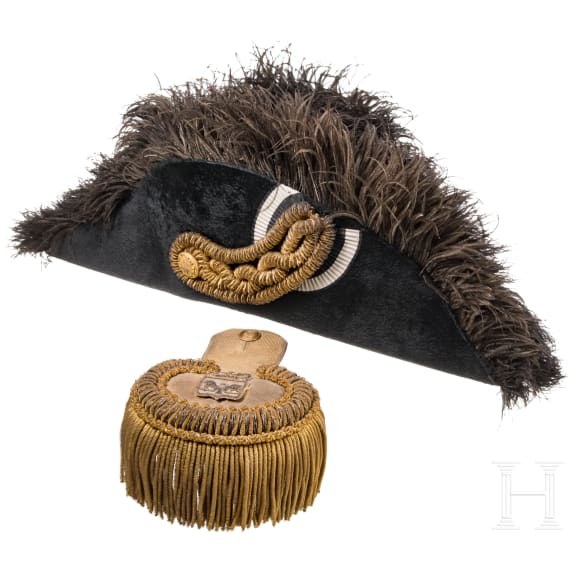 Preu&szlig;ischer Zweispitz und eine preu&szlig;ische Beamtenepaulette, 2. H&auml;lfte 19. Jhdt.