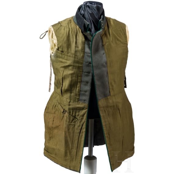 A field gray tunic for a captain in the Royal Bavarian 1st J&auml;ger Battalion &ldquo;K&ouml;nig&rdquo;