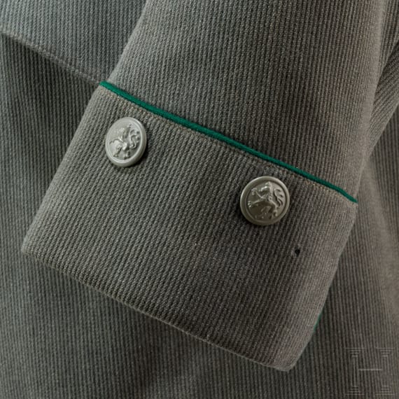 A field gray tunic for a captain in the Royal Bavarian 1st J&auml;ger Battalion &ldquo;K&ouml;nig&rdquo;