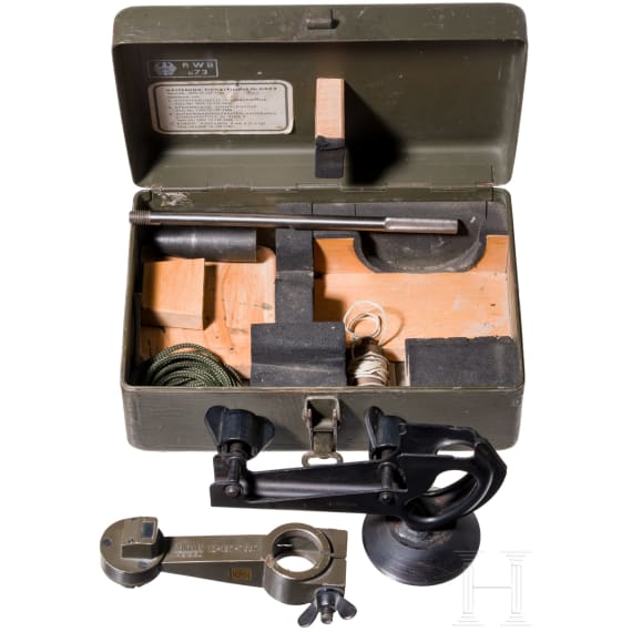 A bracket for a SIG P 2 flare gun of the Bundeswehr