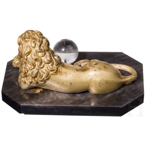 Briefbeschwerer in Form eines liegenden L&ouml;wen aus Bronze, sp&auml;tes 19. bis fr&uuml;hes 20. Jhdt.