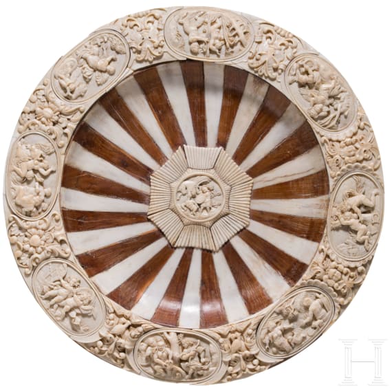 Prunkvoller Schauteller aus Horn und Elfenbein, Erbach, Otto Glenz, Ende 19. Jhdt.