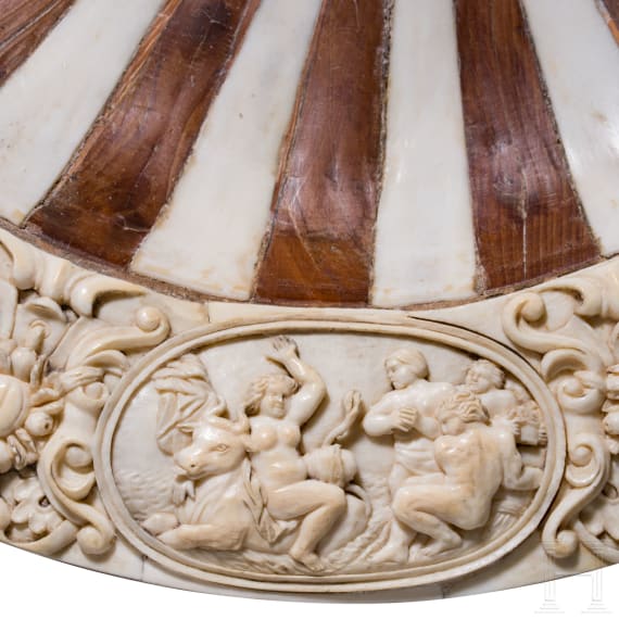 Prunkvoller Schauteller aus Horn und Elfenbein, Erbach, Otto Glenz, Ende 19. Jhdt.