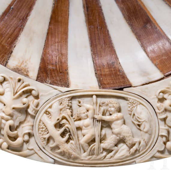 Prunkvoller Schauteller aus Horn und Elfenbein, Erbach, Otto Glenz, Ende 19. Jhdt.