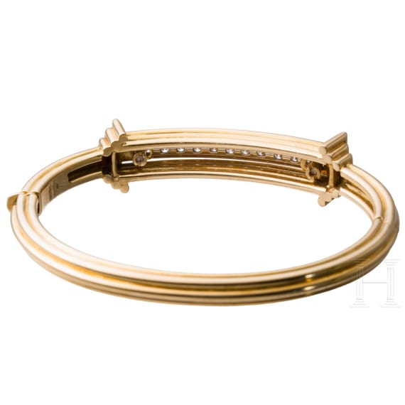 An 18-carat gold bracelet set with 13 diamonds (approx. 0.52 ct)