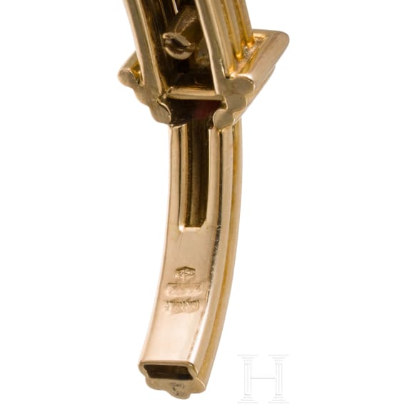 An 18-carat gold bracelet set with 13 diamonds (approx. 0.52 ct)