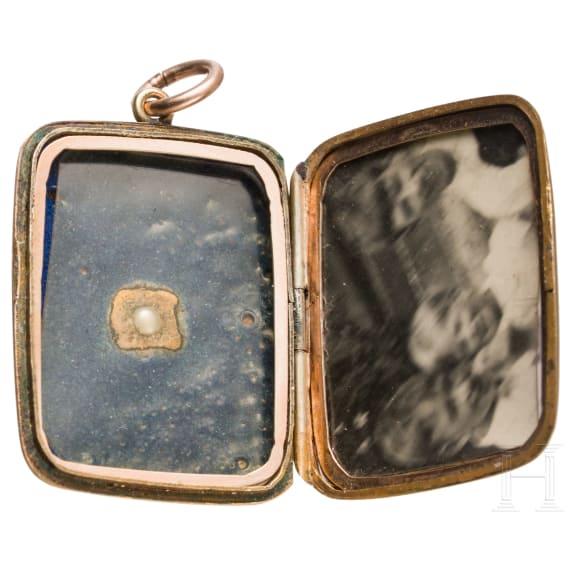 An 8ct gold and guilloch&eacute; enamel medaillon, probably France, circa 1910