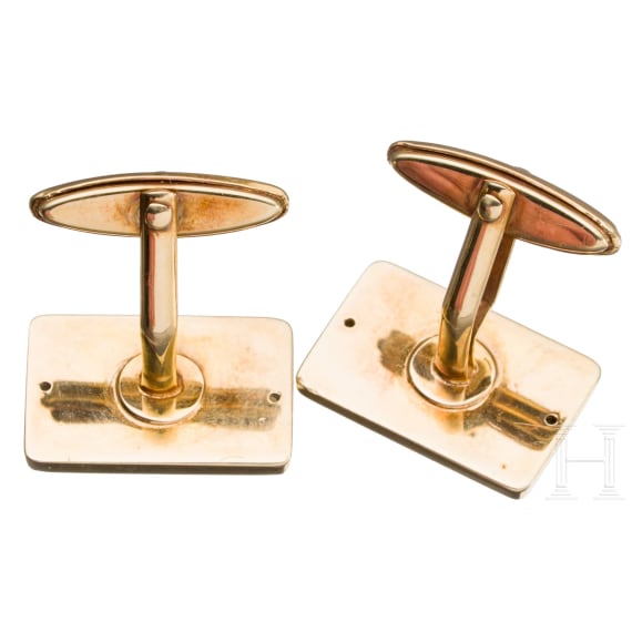 A pair of 14ct gold and lapis lazuli cufflinks