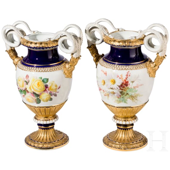 Ein Paar gro&szlig;e Schlangenhenkelvasen mit sehr feiner Malerei in der Art von Julius Eduard Braunsdorf, Meissen, Ernst August Leuteritz, 1861 (Entwurf) , 1861&ndash;1924 (Ausf&uuml;hrung)