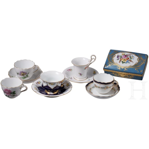 F&uuml;nf Tassen mit vier Untertassen, Meissen, und eine Deckeldose, Limoges, Anfang 20. Jhdt.