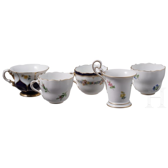 F&uuml;nf Tassen mit vier Untertassen, Meissen, und eine Deckeldose, Limoges, Anfang 20. Jhdt.