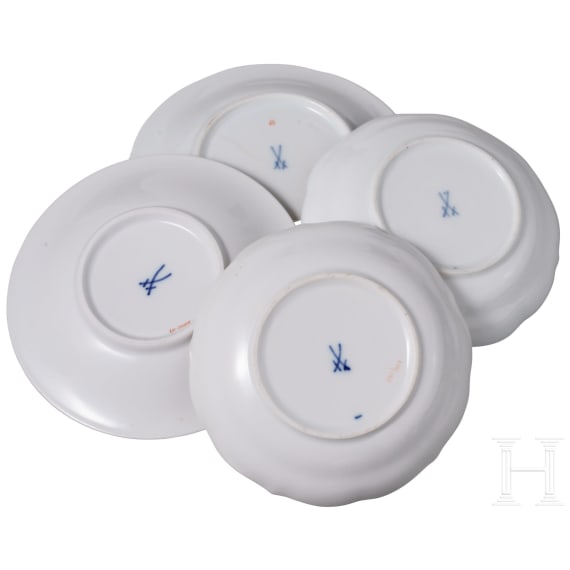 F&uuml;nf Tassen mit vier Untertassen, Meissen, und eine Deckeldose, Limoges, Anfang 20. Jhdt.