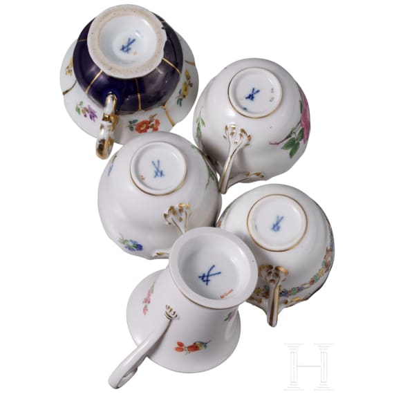 F&uuml;nf Tassen mit vier Untertassen, Meissen, und eine Deckeldose, Limoges, Anfang 20. Jhdt.