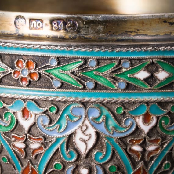 Cloisonn&eacute;-Email-Ei mit Blumendekor und St&auml;nder, 2. H&auml;lfte des 20. Jhdts.