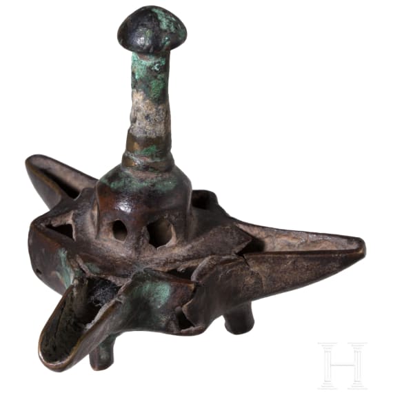 &Ouml;llampe mit langer Schnauze, kleine &Ouml;llampe mit drei Schnauzen, Schale mit Inschrift und Tierdarstellungen, sp&auml;tseldschukisch bis fr&uuml;hosmanisch, 14. - 15. Jhdt.
