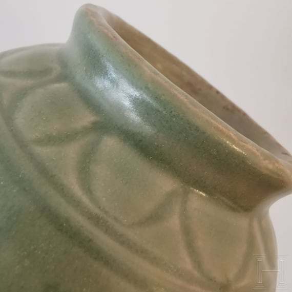 Longquan Seladon Krug mit Blumen, China, wahrscheinlich Ming-Dynastie