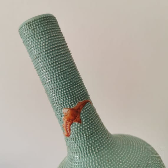Vase mit eisenroten Flederm&auml;usen, China, sp&auml;tes 19. - fr&uuml;hes 20. Jhdt.