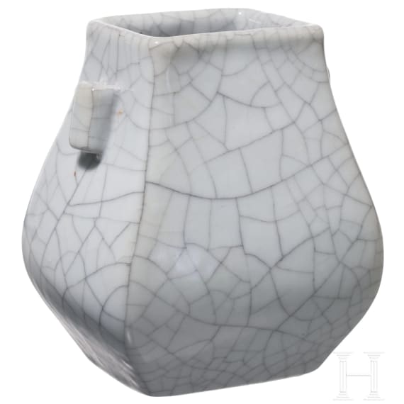 Kleine Vase mit Henkeln mit Ge-Typus Glasur, China, wohl 19. Jhdt.