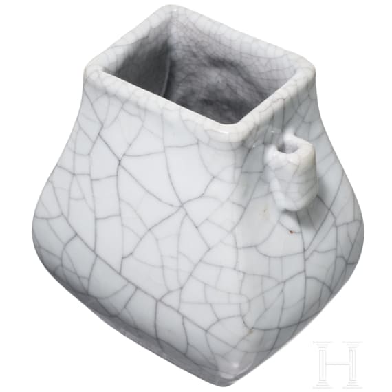 Kleine Vase mit Henkeln mit Ge-Typus Glasur, China, wohl 19. Jhdt.