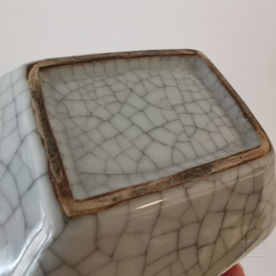 Kleine Vase mit Henkeln mit Ge-Typus Glasur, China, wohl 19. Jhdt.